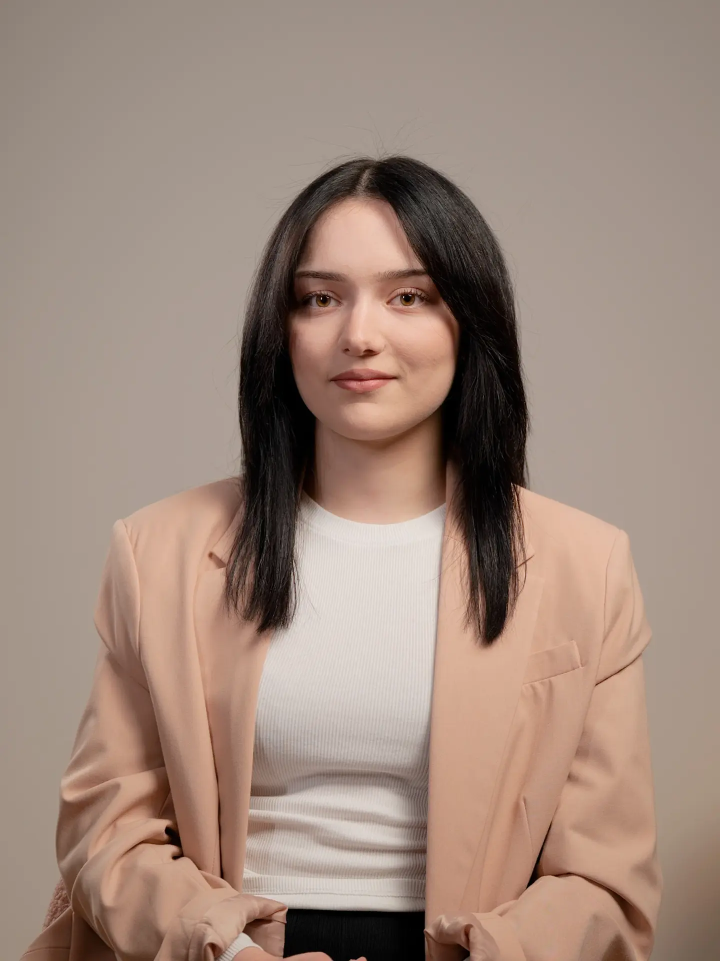 Sabrina Poser Friseur Herford Team Alina Kahriev Portrait